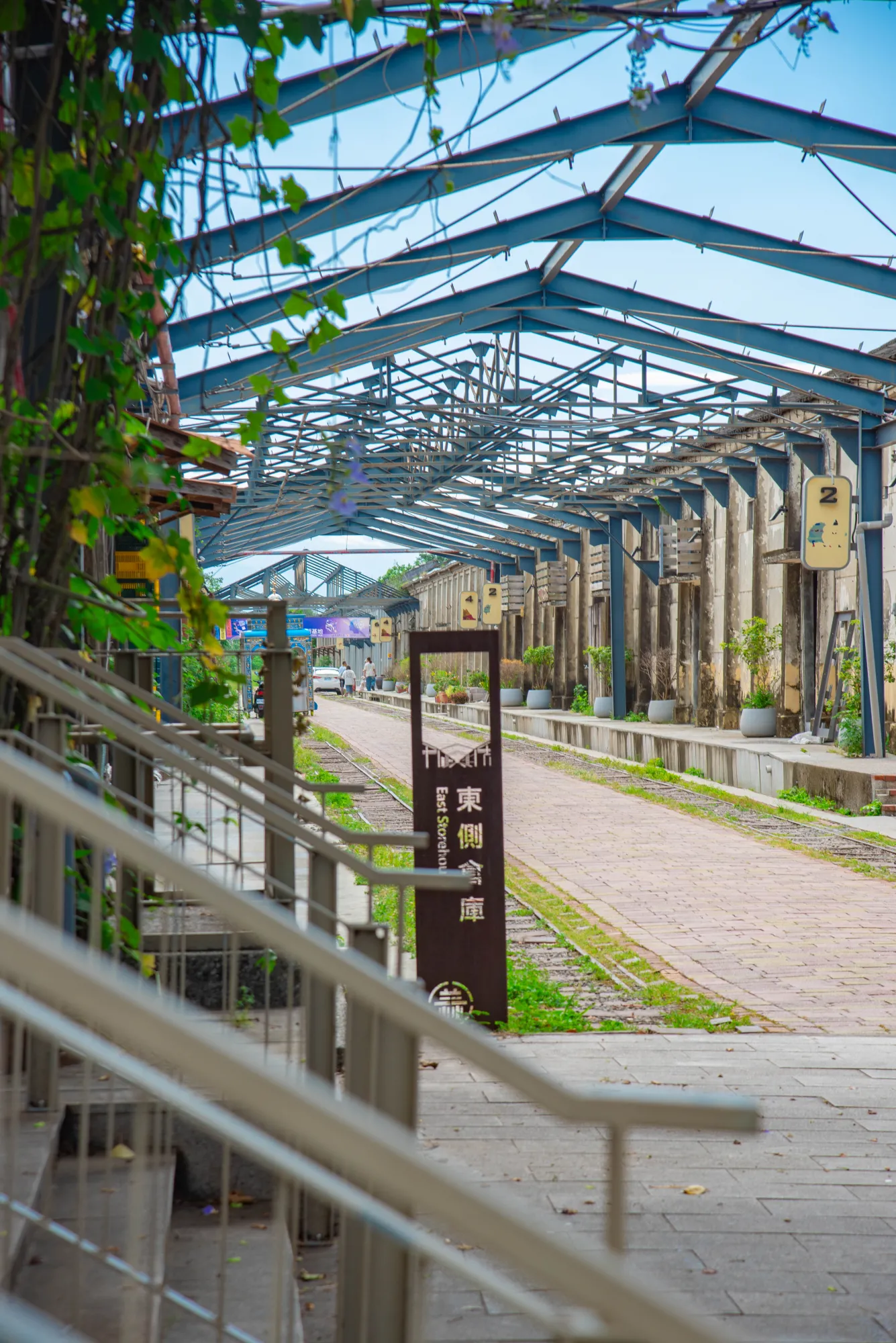 客人下車集合，我方派員導覽。遊園好簡單！